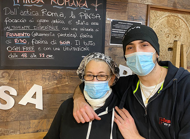 Artigiani con le mani in pasta: la pinsa romana